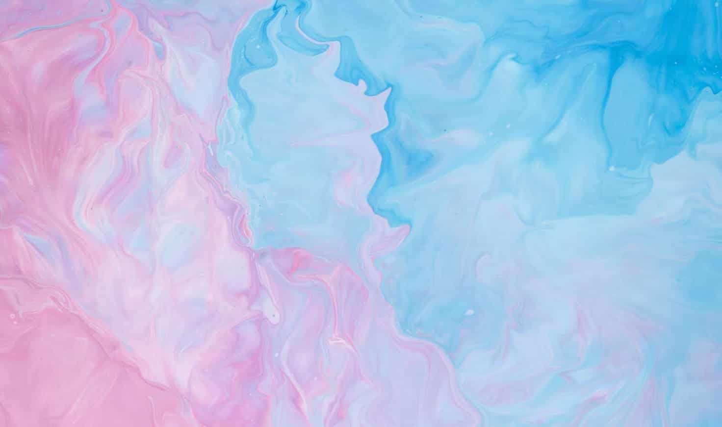 L’eau rose tendre et bleu ciel ondule ensemble dans une texture subtile.